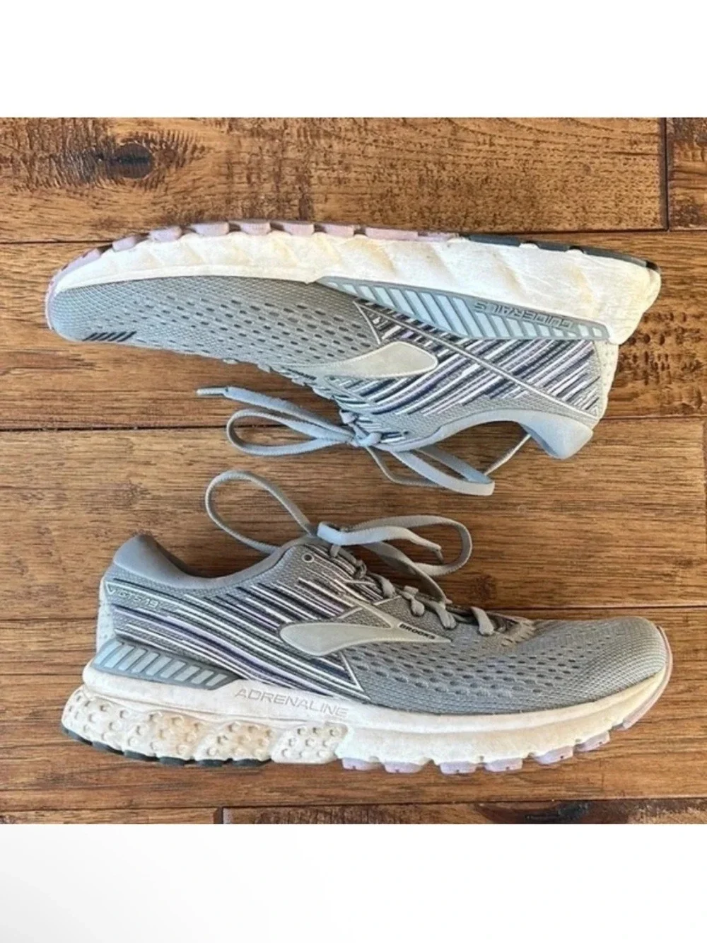 Brooks Adrenaline GTS 19 Road Running Shoes Gray White Womens Size 9.5